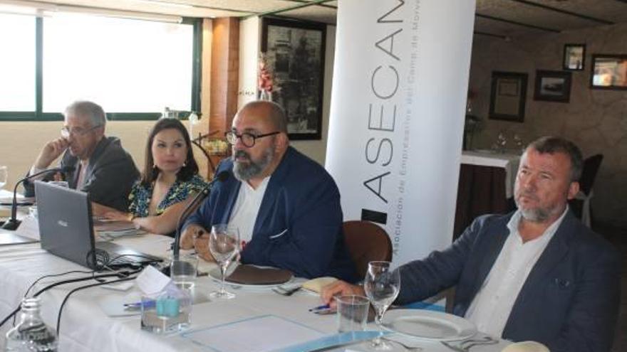 Un momento del almuerzo con el secretario autonómico.