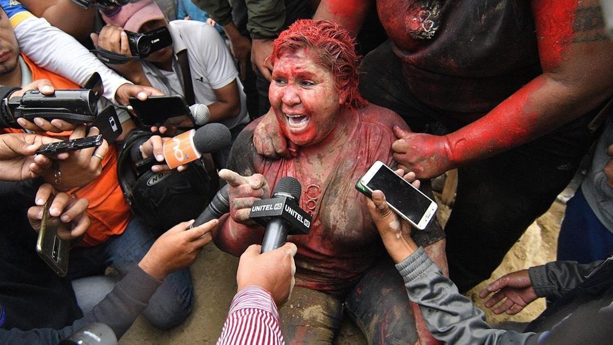 La alcaldesa de Vinto, Patricia Arce, se dirige a los medios tras ser arrastrada por la calle y rociada con pintura roja.