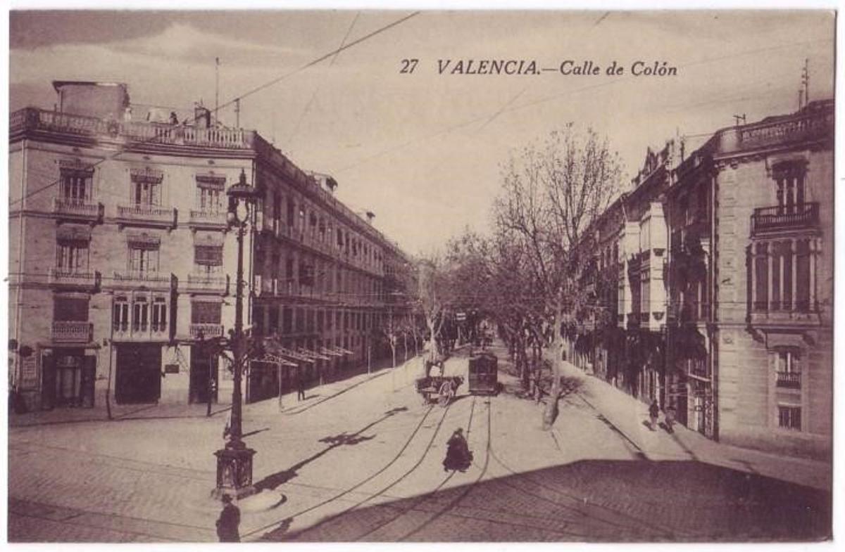 Calle colón con tranvía en el centro y la misma escasez de aceras