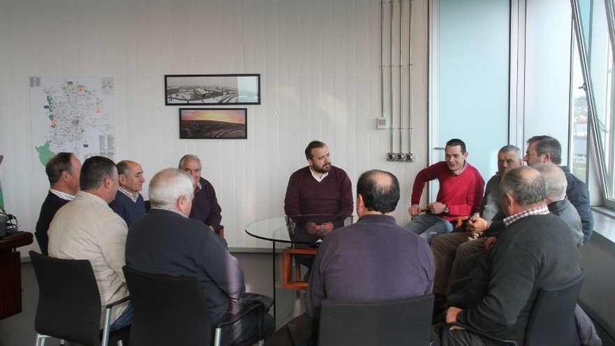 El alcalde, en una reunión en su despacho, en abril, con vecinos de Botos sobre el proyecto de Racso.