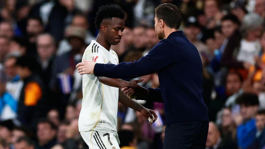 Vinicius saluda a Xabi Alonso en el cambio durante el Real Madrid - Betis.