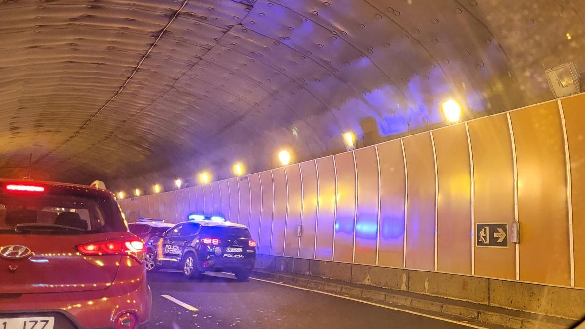 La Policía en el lugar del accidente dentro del túnel