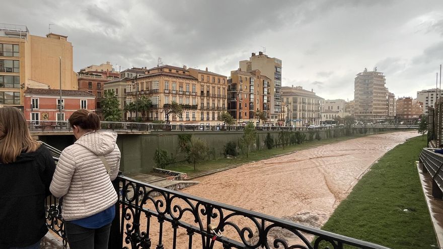 El Guadalmedina, crecido y cargado de agua camino a su desembocadura