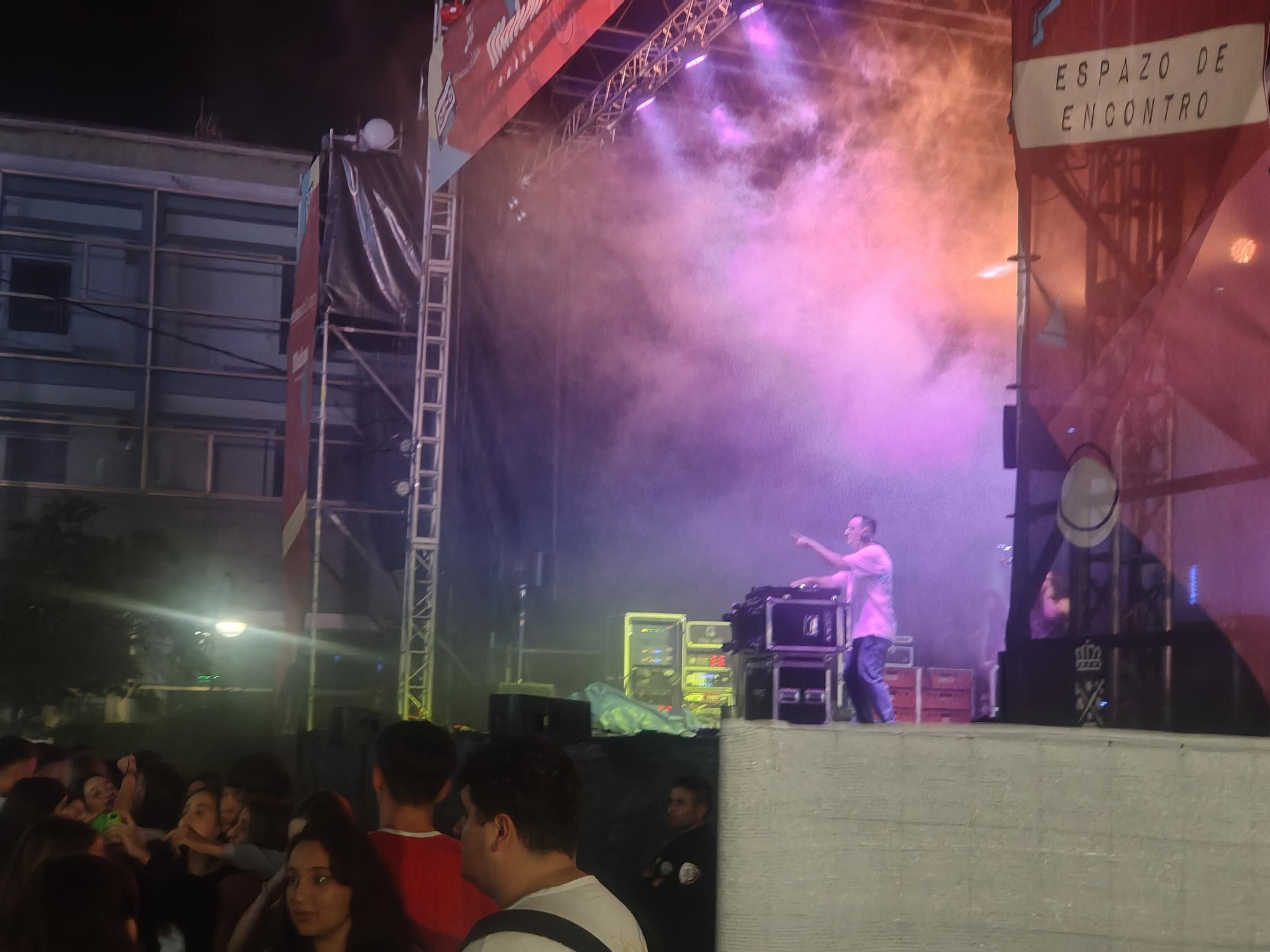 Dj Michi triunfa en el inicio de las Festas do Cristo de Cangas