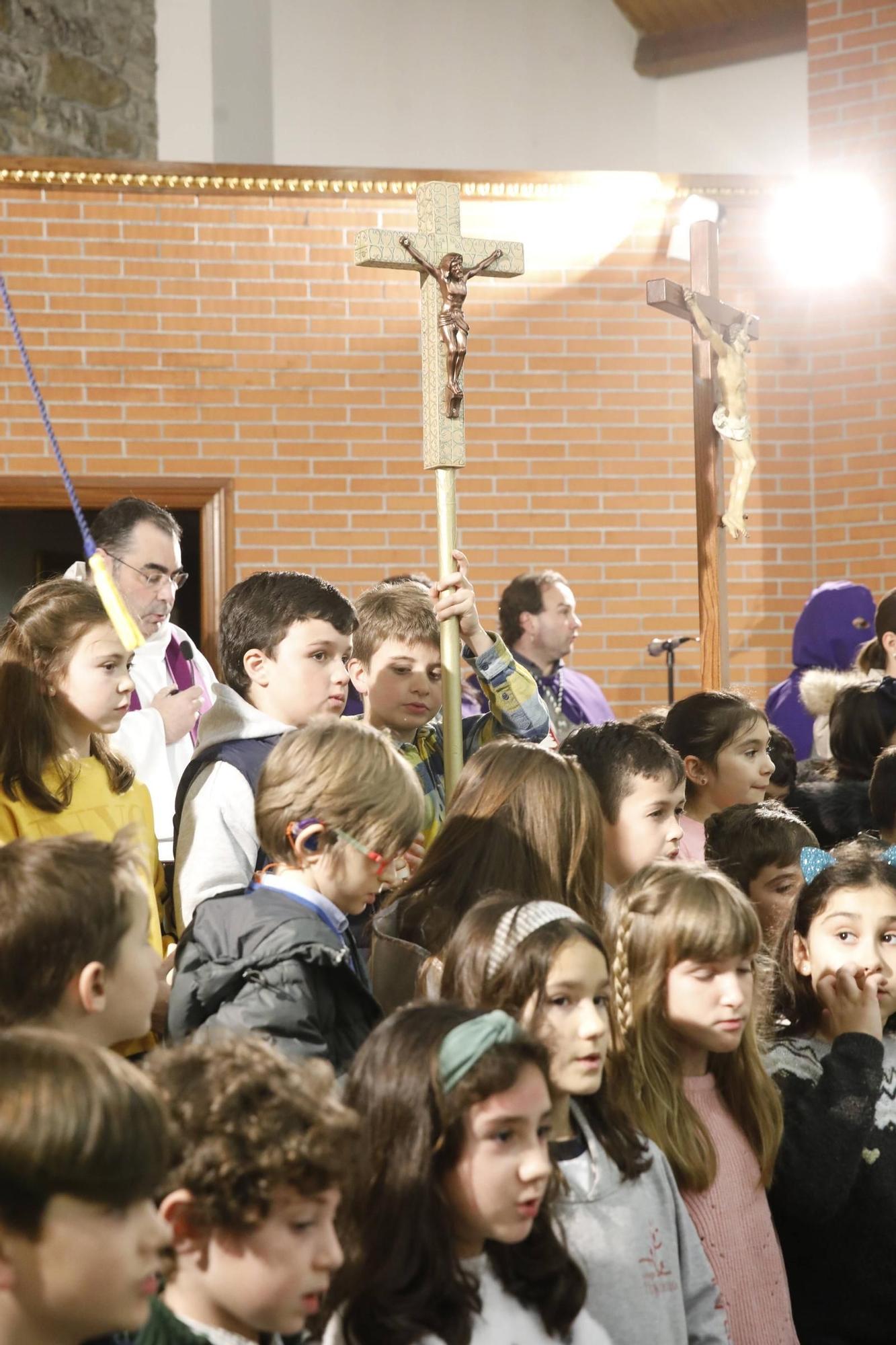 El vía crucis infantil en Viesques, en imágenes