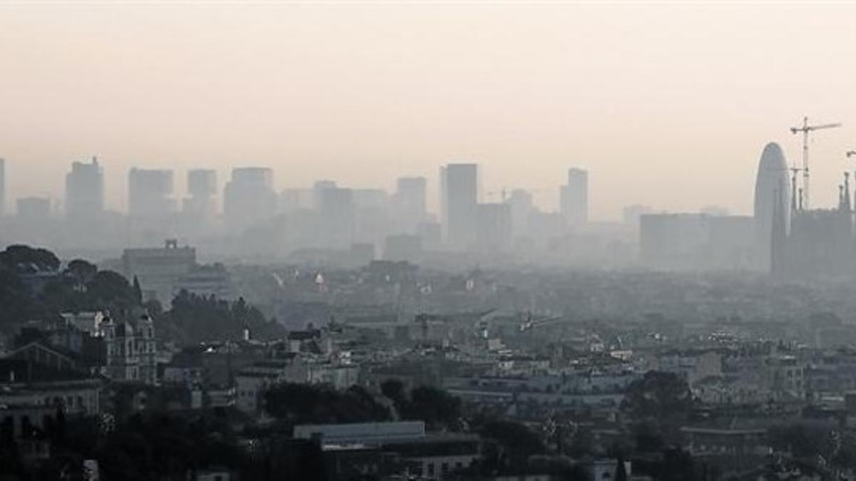 Un episodio típico de anticiclón y contaminación sobre el cielo de Barcelona.