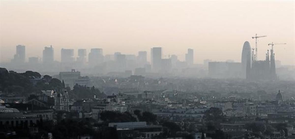 Un episodi típicd’anticicló i contaminació sobre el cel de Barcelona. Un episodi típicd’anticicló i contaminació sobre el cel de Barcelona.