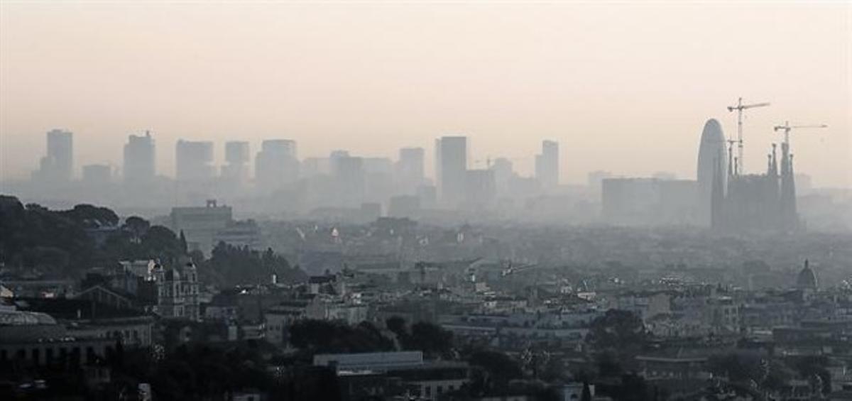 Un episodi típicd’anticicló i contaminació sobre el cel de Barcelona.