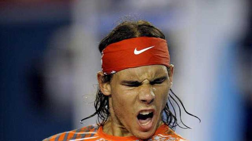 El tenista español Rafael Nadal celebra un punto en el partido frente al serbio Viktor Troicki durante la primera ronda del Abierto de Australia 2008 disputado en Melburne, Australia.