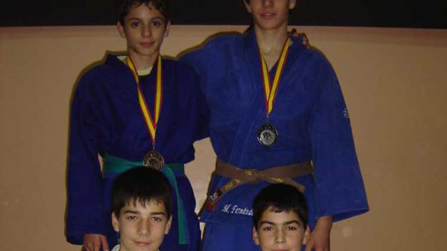 Los componentes del Judo Club Torrellano con sus medallas.