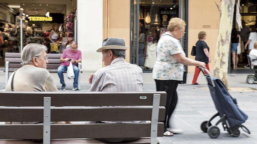 Malas noticias para los pensionistas: estos bancos te están cobrando hasta 100 euros extra