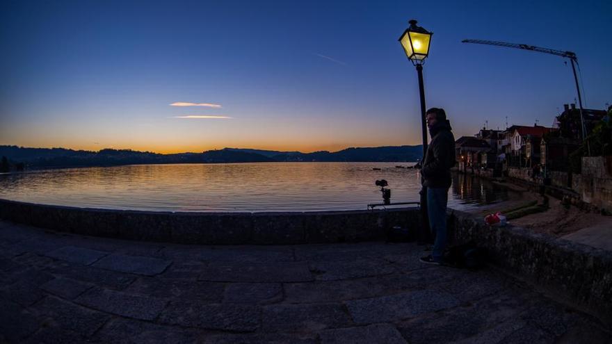 Álex Rodríguez grabando un atardecer en la Plaza de Padrón. // FdV