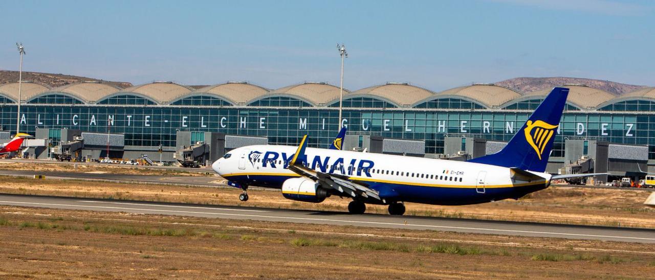 Un avión de Ryanair aterriza en una de las pistas del aeropuerto de Alicante, el pasado 21 de octubre. | RAFA ARJONES