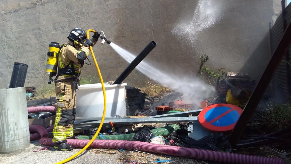 El incendio de tuberías en una nave de Cieza alerta a los bomberos