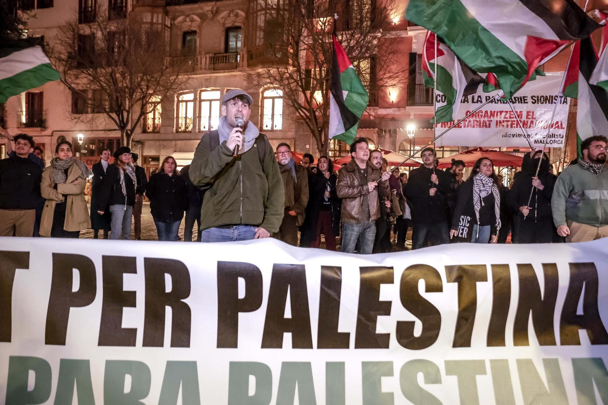 FOTOS | Concentración frente al ayuntamiento de Palma en contra de la charla proisraelí de Francisco Gil-White