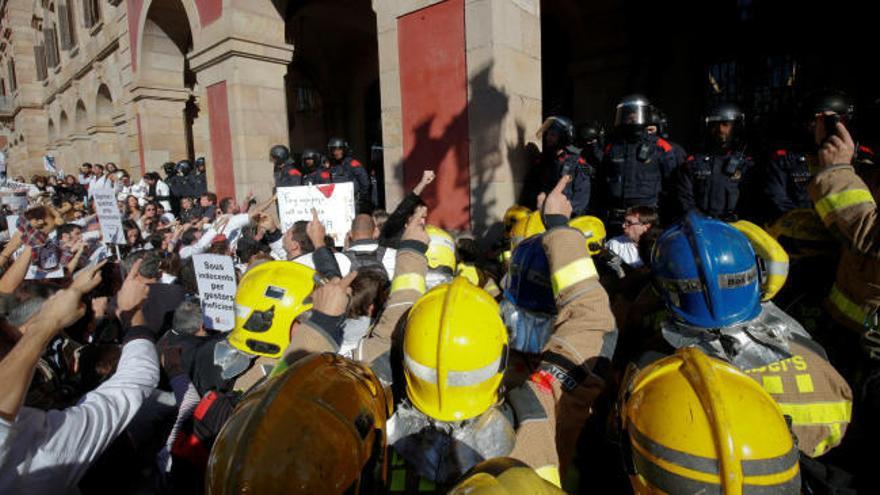 Protesta de los bomberos y los médicos frente al Parlament