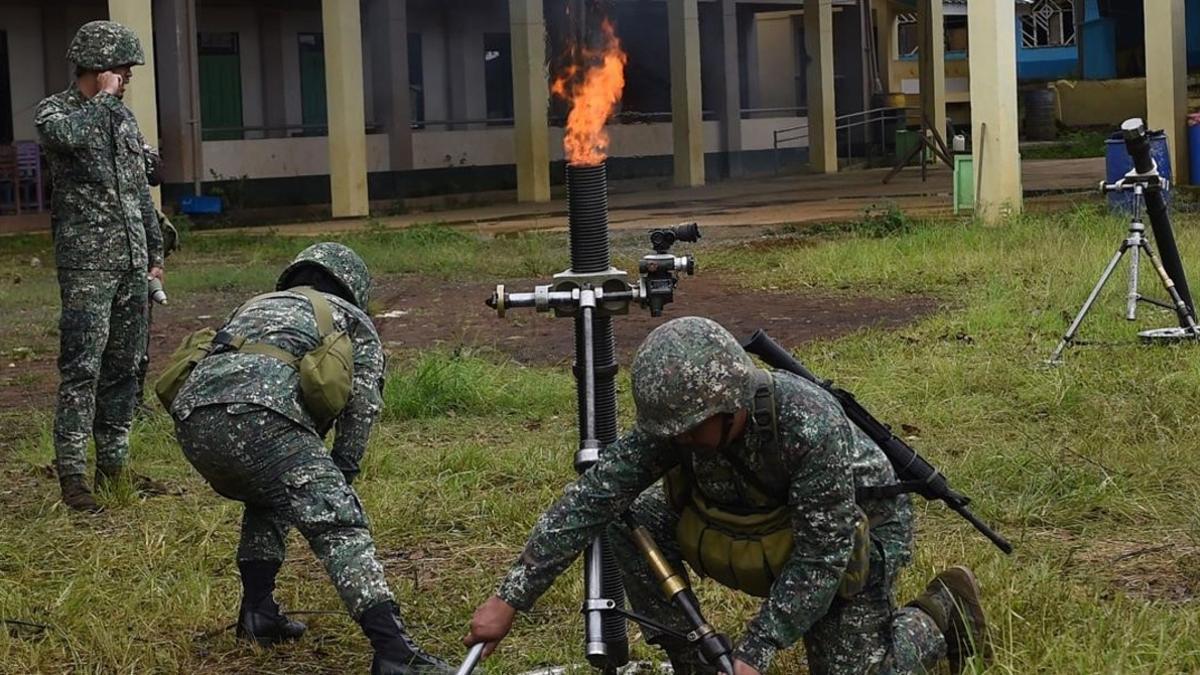 zentauroepp39402741 philippine marines prepare to fire 81mm mortars at muslim mi170722153617