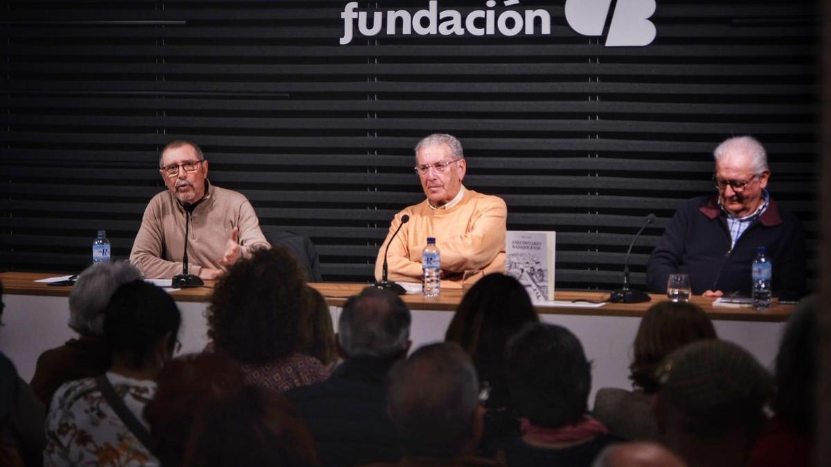 Antonio Castro, Emilio Vázquez y Álvaro Meléndez en la presentación de la obra Anecdotario badajocense ayer.