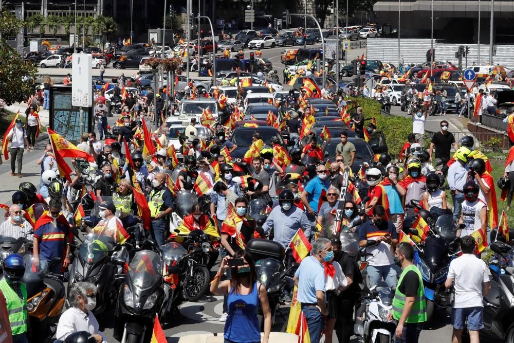 Cientos de personas secundan la protesta de Vox.