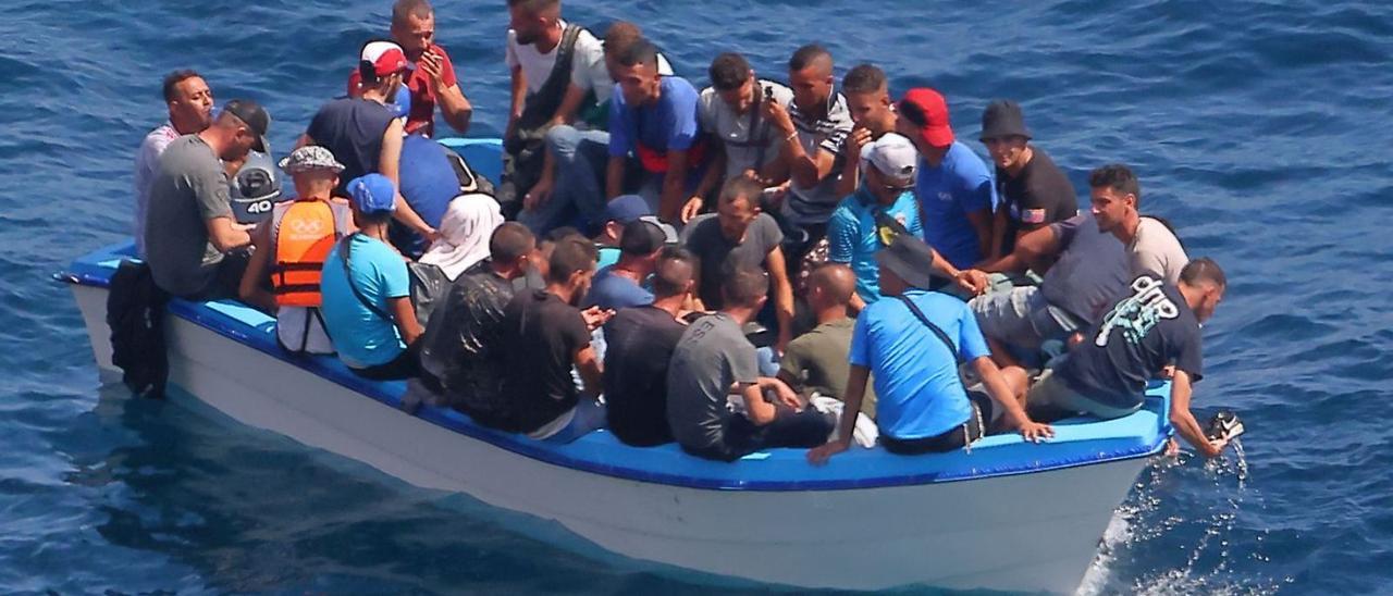 Treinta migrantes agolpados en una patera llegada a Formentera el sábado.