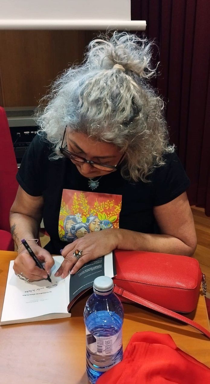 El acto de presentación de «As trobadoras silenciadas», segundo poemario de la viguesa Clara Pino, con ilustraciones de la valguesa Ángeles Garrido.