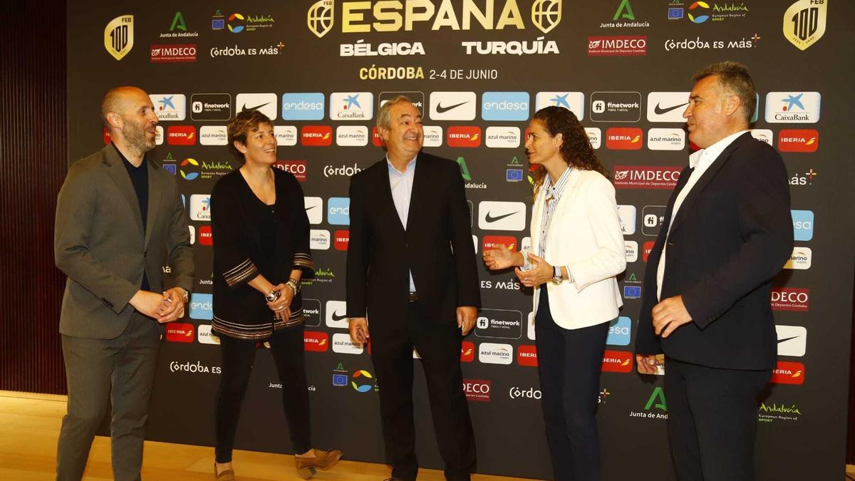 Presentación del Torneo de Córdoba con la selección española femenina en junio.