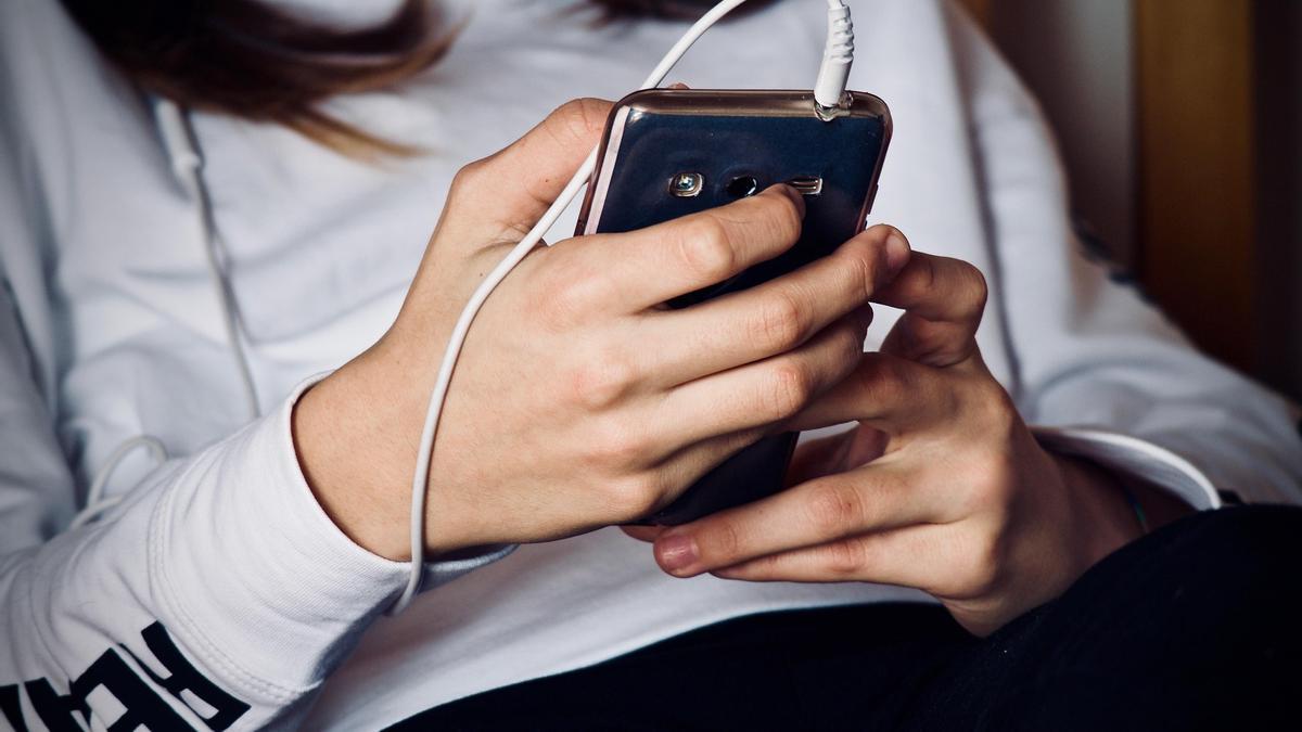 Los expertos alertan del impacto nocivo del teléfono móvil entre los menores.