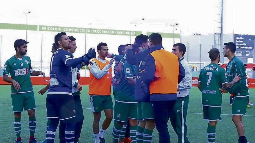 Los jugadores del Coruxo celebran la salvación momentánea en Matapiñonera. // FdV