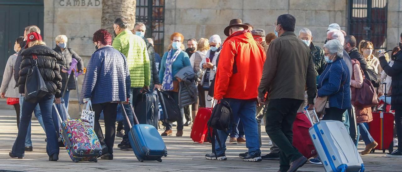 Turistas, ayer, en Cambados.