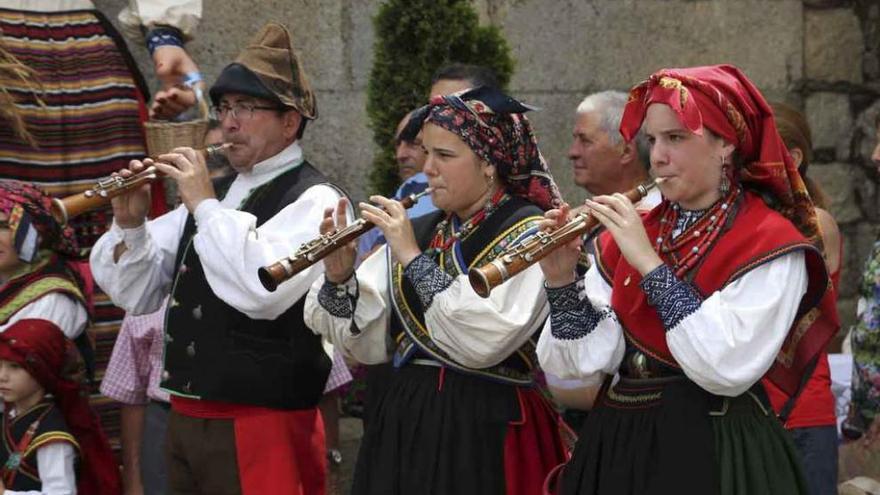 Alistanas y alistanos de Manteos y Monteras muestran el mejor folclore de la comarca fronteriza