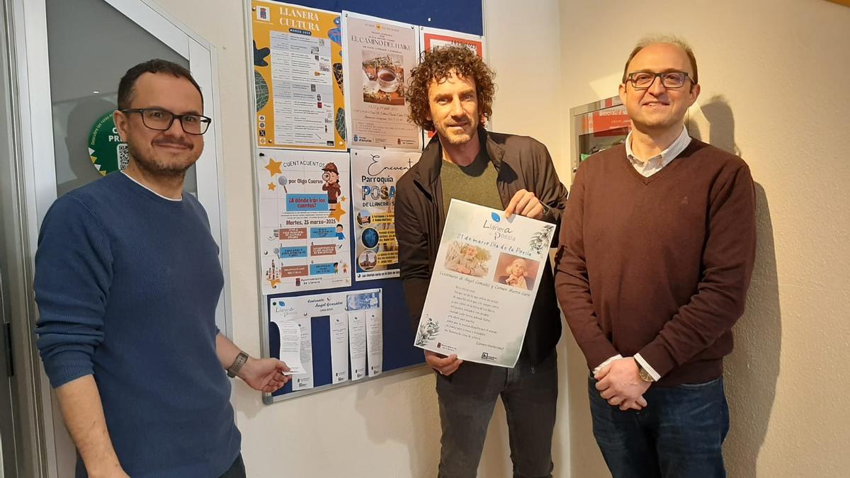 Por la izquierda, el bibliotecario Héctor Pérez, el edil Ivo Pérez y el coordinador de Cultura, Antonio de Luis Solar