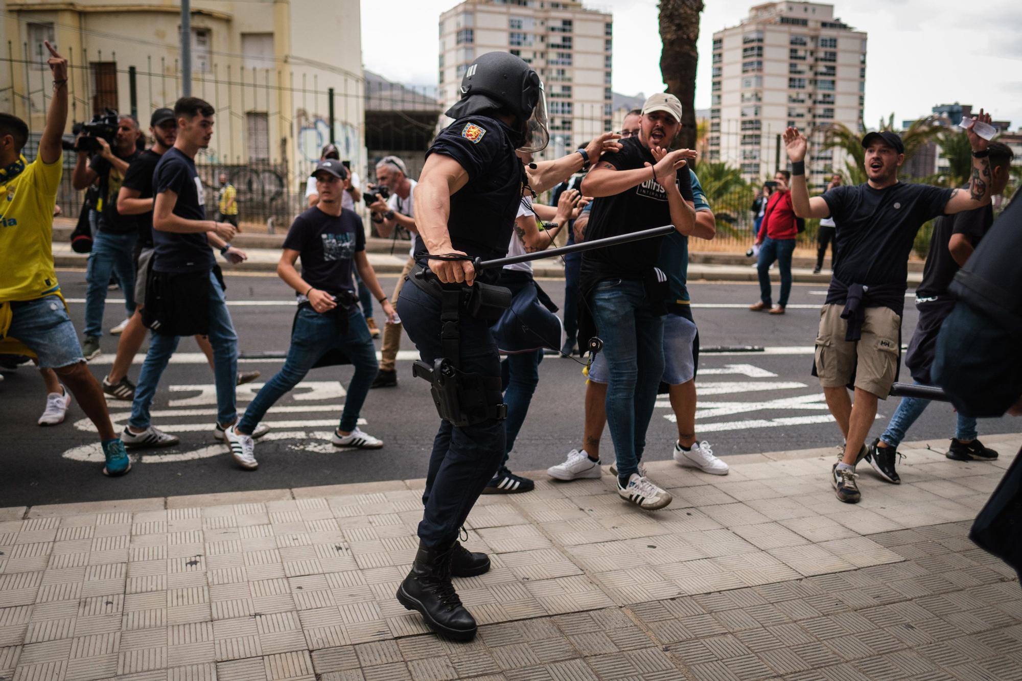 Ambiente e incidentes de la afición de la UD Las Palmas antes de llegar al Heliodoro