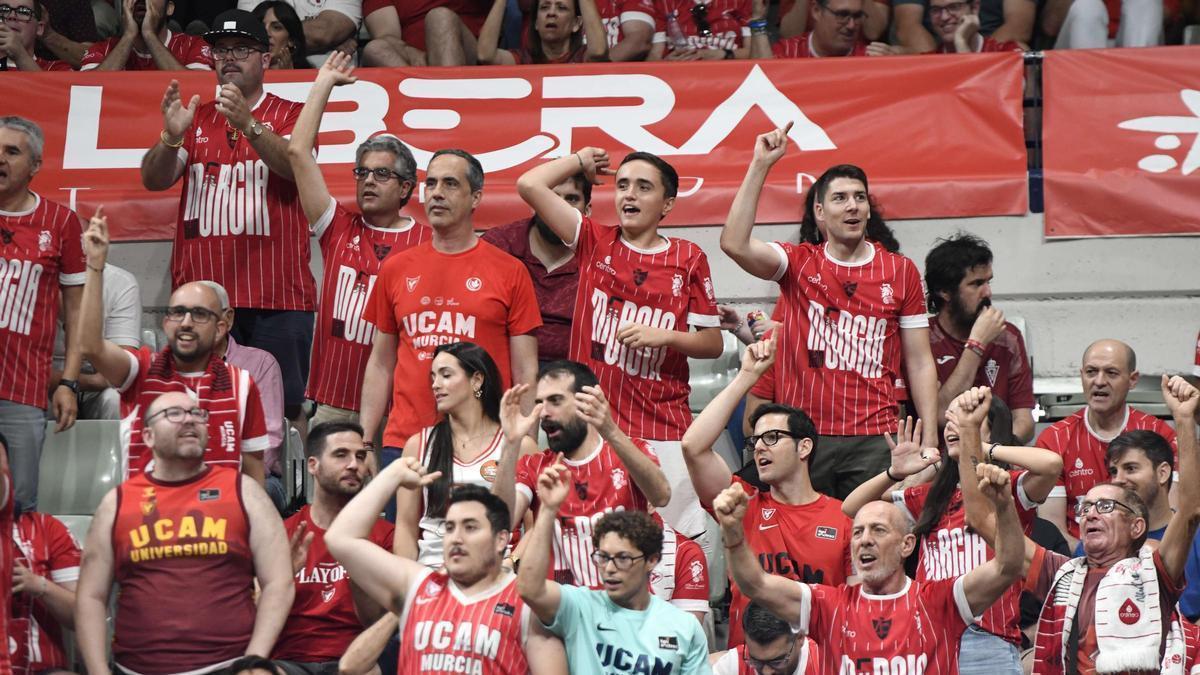 Aficionados del UCAM Murcia durante el partido ante el Hiopos Lleida en el Palacio el pasado viernes.