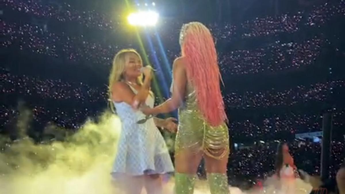 Amaia Montero, con Karol G en su concierto del Bernabéu en Madrid.