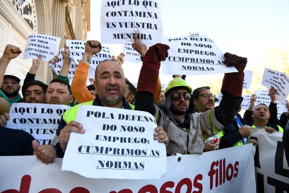 Prórroga de Ence | Los trabajadores de la pastera llevan sus protestas a la Diputación