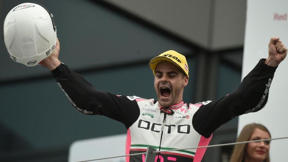 El italiano Romano Fenati celebra, a lo bestia, su victoria de hoy en Austria.