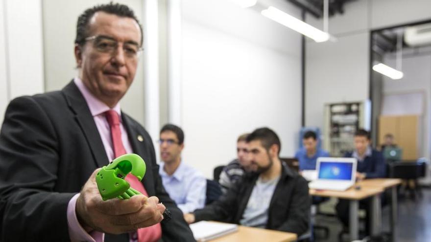 El director de la empresa muestra el microsensor