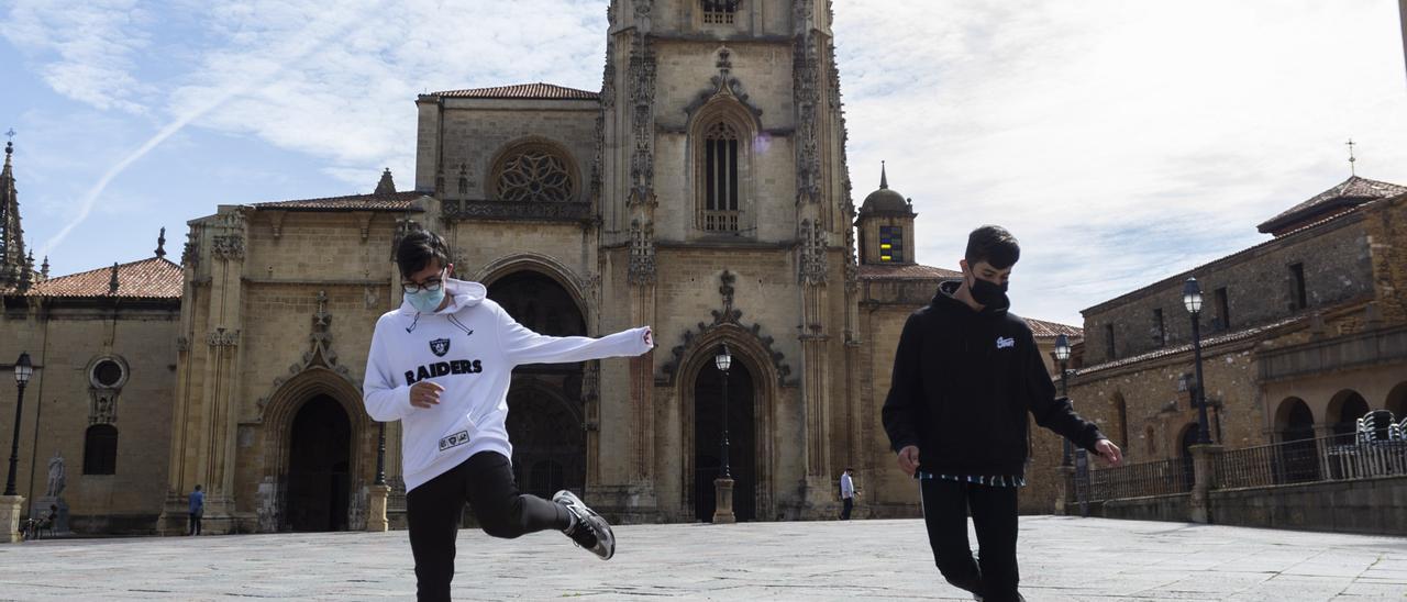 El arte de mover los pies se viraliza en Asturias: la plaza de la Catedral, el escenario perfecto para el “Shuffle electrónico”