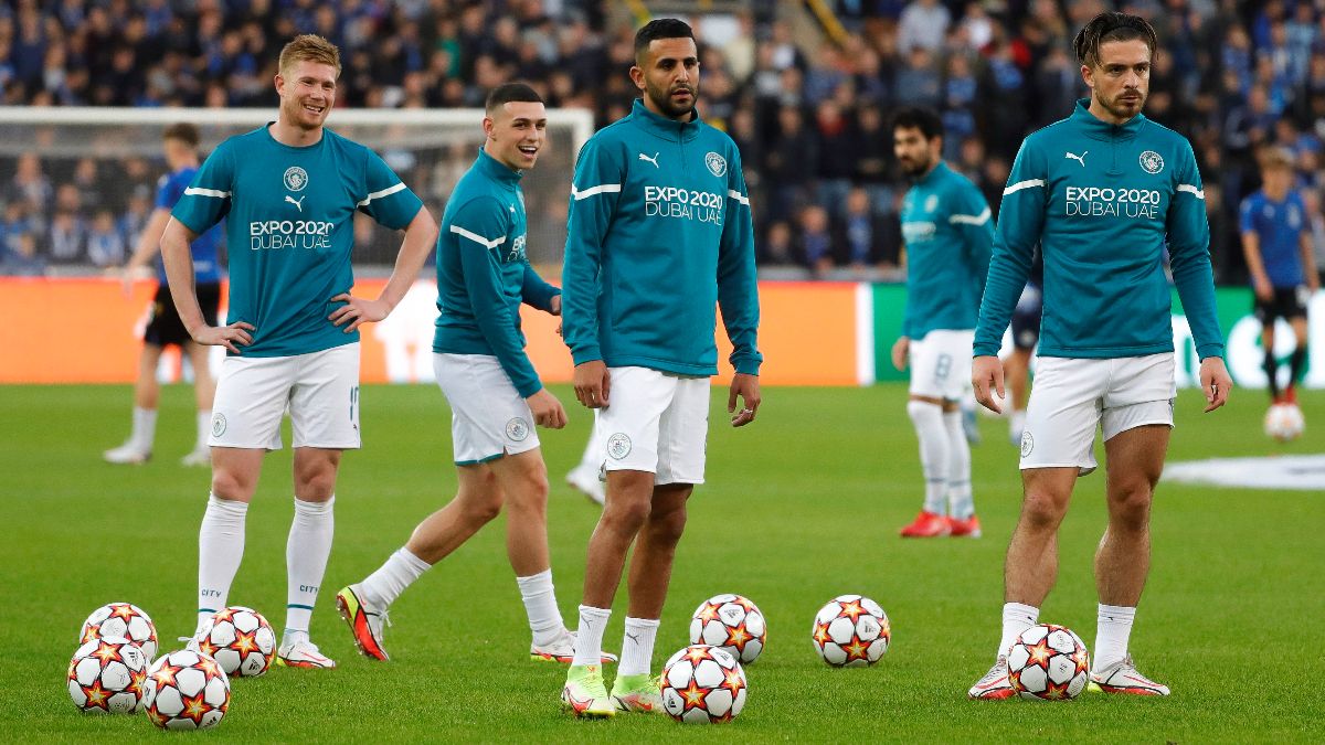 Jugadores del Manchester City calentando en la previa de un partido