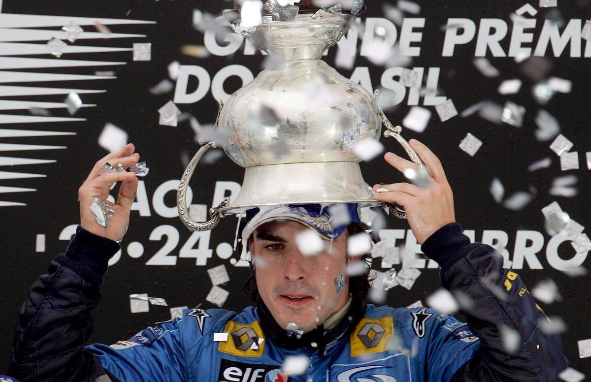 SAO48 - SAO PAULO (BRASIL), 25/09/05.- El español Fernando Alonso, de Renault, se proclamó hoy, domingo 25 de septiembre, campeón del mundo de Fórmula Uno, el más joven de la historia, al finalizar tercero en el Gran Premio de Brasil, disputado en Sao Paulo (Brasil), en el que obtuvo el tercer lugar. EFE/GERO BRELOER. fernando alonso. renault. gp brasil 2005 - mundial 2005 campeon - celebraciones - interlagos. deportiva euforia podium trofeo 2005 solo. interlagos
