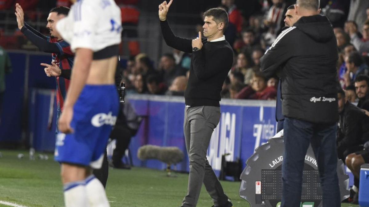 Antonio Hidalgo da instrucciones durante el derbi aragonés