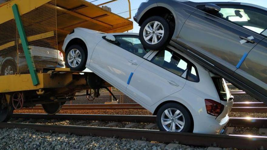 Un tren de mercancías de Renfe pierde dos coches en Plaza