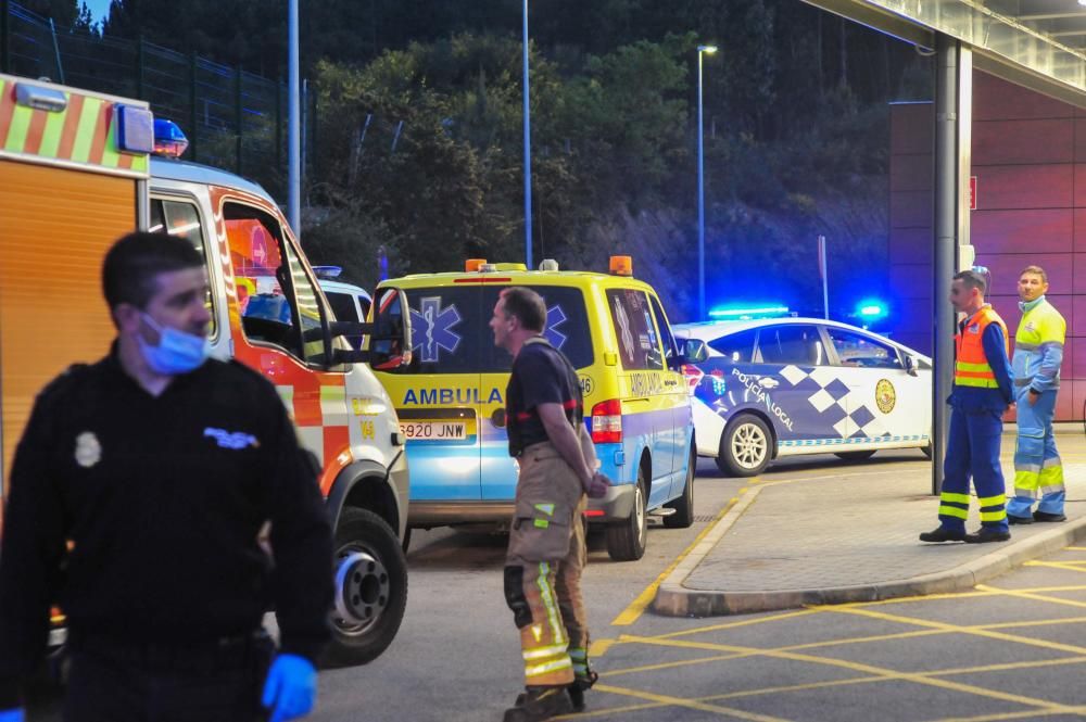 Un aplauso sanitario en el que no faltaron las sirenas ni las luces azules de los coches oficiales para apoyar al personal sanitario del hospital comarcal. // Iñaki Abella