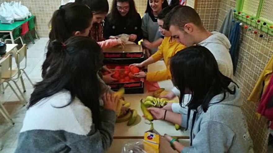 El colegio Virgen de la Vega de Benavente colabora en la AECC en el día mundial de la enfermedad