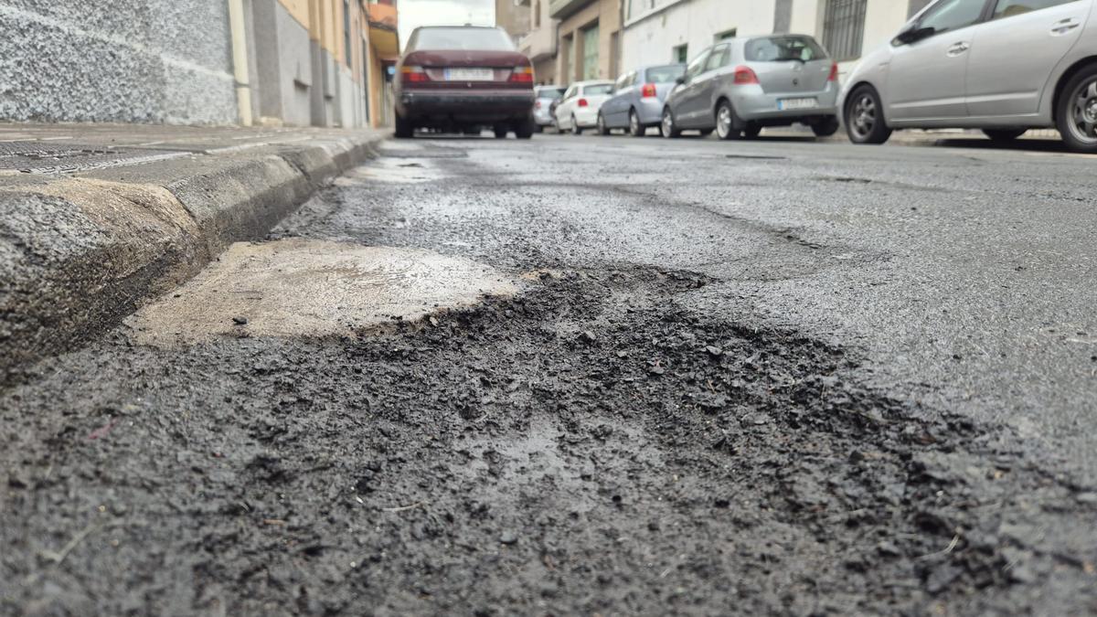 Un bache en una vía de Los Tarahales.