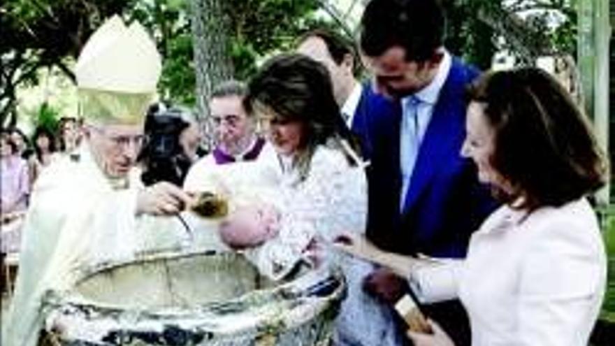 La infanta Sofía recibe las aguas del río Jordán