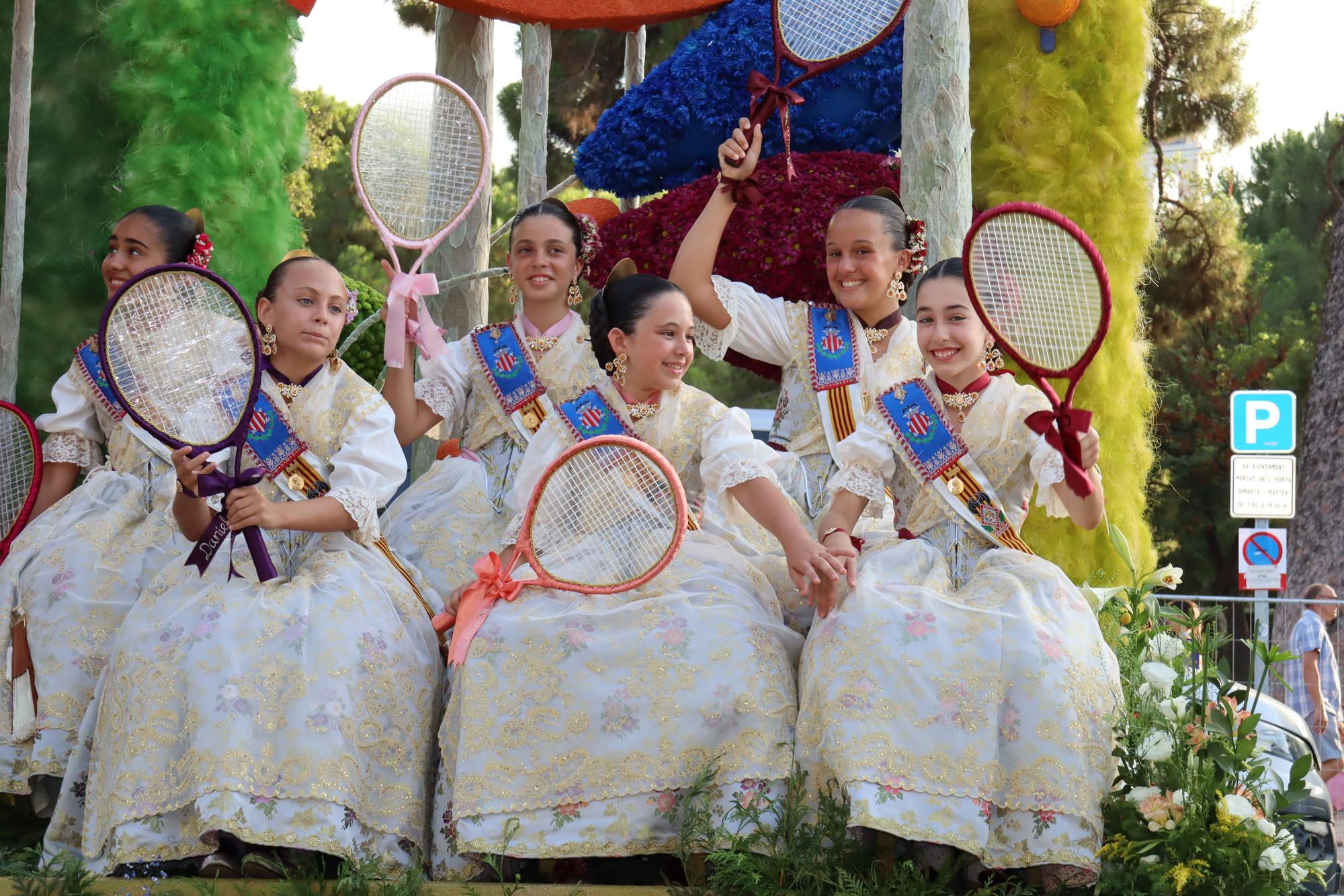 La Batalla de Flores reúne a las falleras de 2022 y 2023