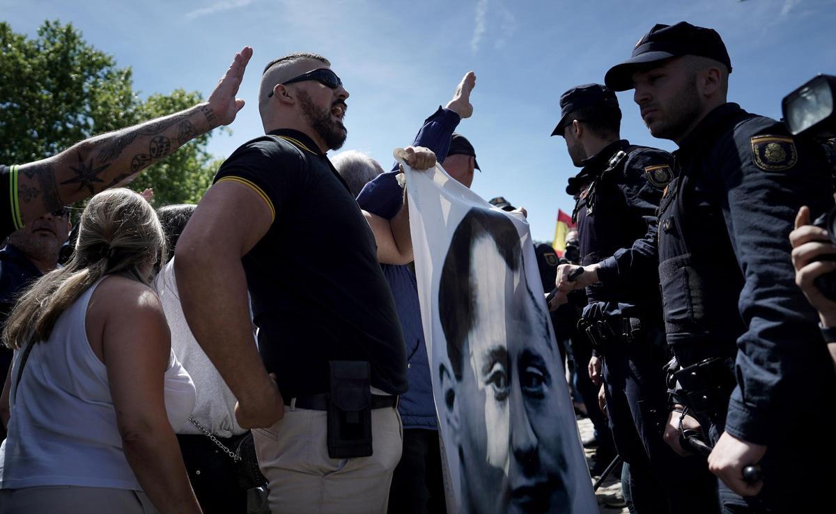 Falangistas protagonizan incidentes en Madrid por el traslado de los restos de José Antonio Primo de Rivera
