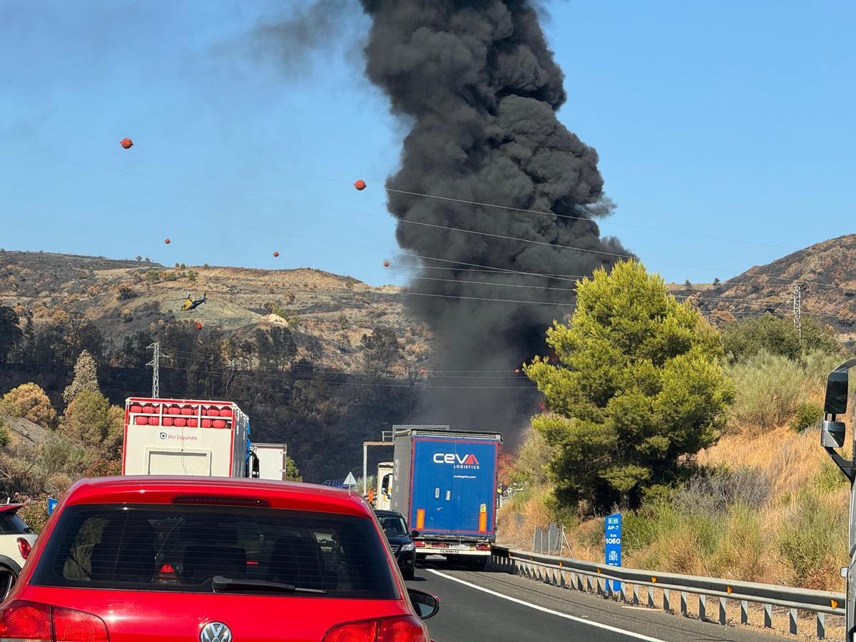 Cortada la AP-7 por un camión incendiado.