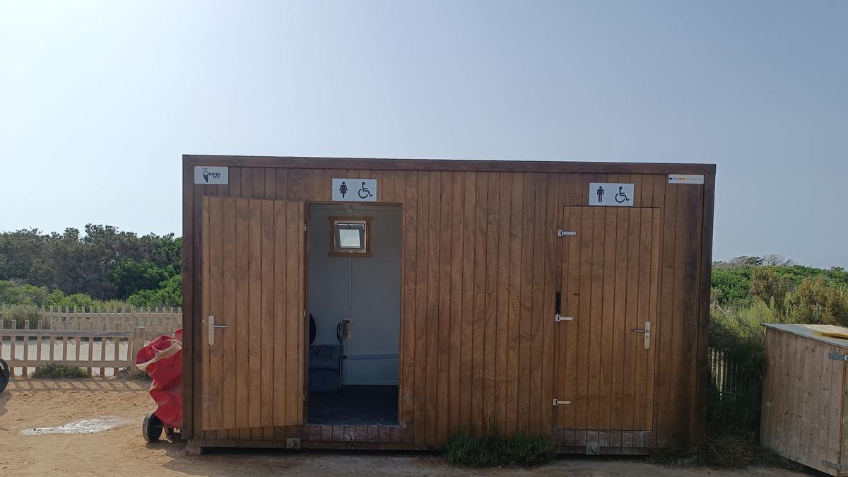 Nuevos baños públicos instalados en Formentera.